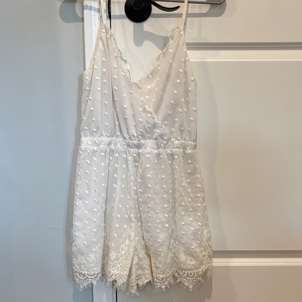 Show Me Your Mumu White Lace Trim Romper. VGUC. Medium.